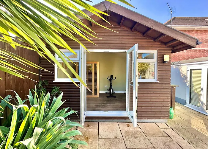 Luxury Home - Hot Tub - Pool Table - Gym - Sauna - Cinema Room - Free Parking - Close To Beach