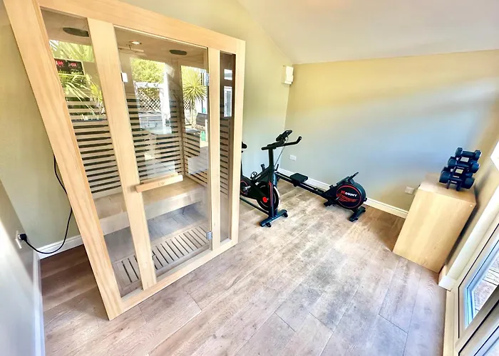 Luxury Home - Hot Tub - Pool Table - Gym - Sauna - Cinema Room - Free Parking - Close To Beach