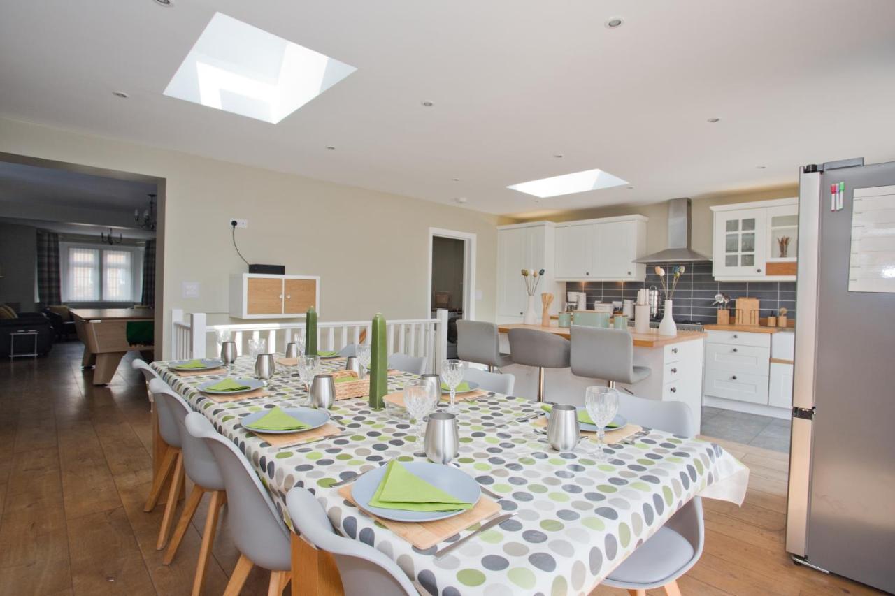 Luxury - Hot Tub - Pool Table - Gym - Sauna - Cinema - Free Parking - Close To Holiday home *