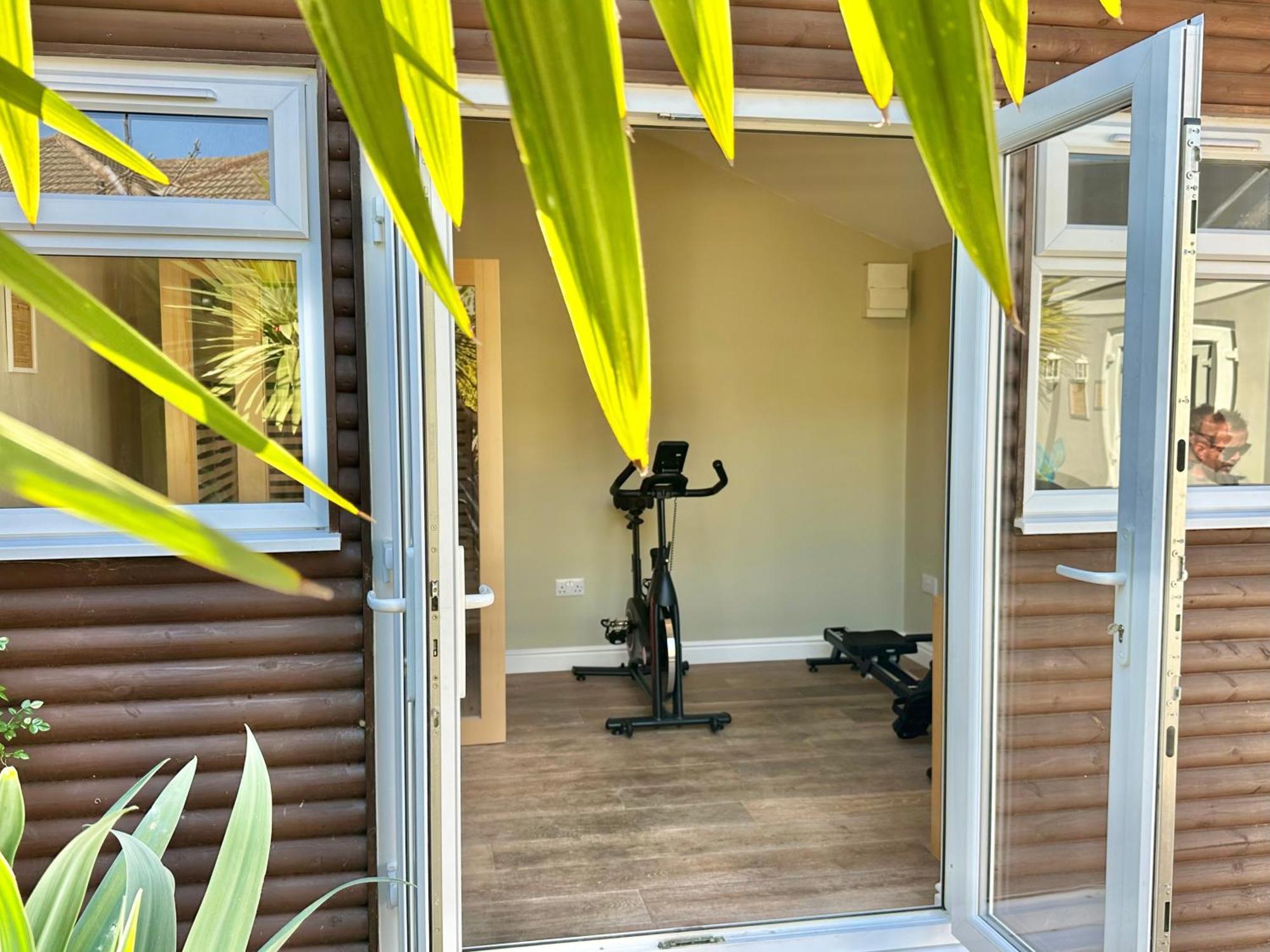 Luxury - Hot Tub - Pool Table - Gym - Sauna - Cinema - Free Parking - Close To Holiday home